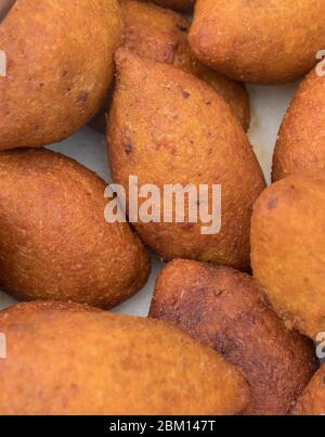 Içli Köfte (türkischer gefüllter Fleischball) während des Street Food Festivals. Stapel oder Stapel von Lamm oder Hackfleisch Hackfleisch Hackfleisch in Öl frittiert. Zähler oben DIS Stockfoto