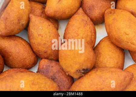 Içli Köfte (türkischer gefüllter Fleischball) während des Street Food Festivals. Stapel oder Stapel von Lamm oder Hackfleisch Hackfleisch Hackfleisch in Öl frittiert. Zähler oben DIS Stockfoto
