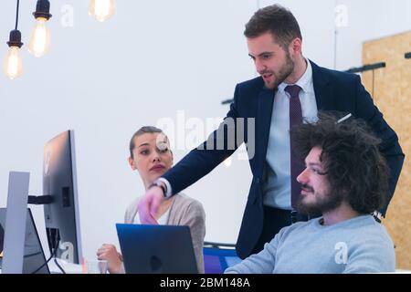 Arbeitsgruppe diskutieren Ideen für Projekt-Sharing-Meinungen während der Überprüfung Business-Plan auf Laptop, weibliche Web-Designer präsentieren, um Chef ihren Job usi Stockfoto
