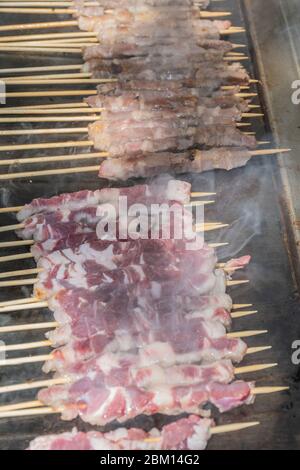 Shish Kebab, eine beliebte Mahlzeit aus geschiedenen und gegrillten Fleischwürfeln. Es ist ähnlich oder gleichbedeutend mit einem Gericht namens shashlik, das in der C gefunden wird Stockfoto
