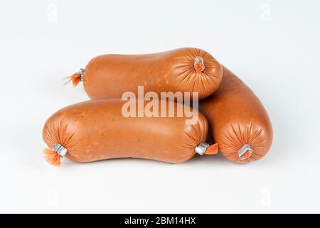 Geräucherte Wurst in Kunststoffschale isoliert auf weißem Hintergrund. Draufsicht Stockfoto