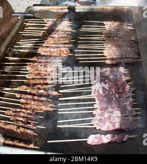 Shish Kebab, eine beliebte Mahlzeit aus geschiedenen und gegrillten Fleischwürfeln. Es ist ähnlich oder gleichbedeutend mit einem Gericht namens shashlik, das in der C gefunden wird Stockfoto