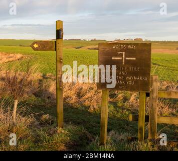 Richtungsanzeiger und Schild auf dem Yorkshire Wolds Way Long Distance Trail in der Nähe von Thixendale Stockfoto