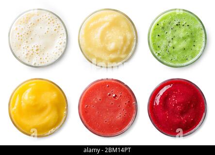 Set von verschiedenen frischen Obst Smoothies isoliert auf weißem Hintergrund. Draufsicht Stockfoto