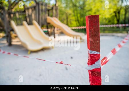 Geschlossener Spielplatz Mit Klebeband Aufgrund Einer Corona Pandemie. Stockfoto
