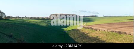 Panoramablick auf Deep Dale in den Yorkshire Wolds vom Yorkshire Wolds Way National Trail Stockfoto