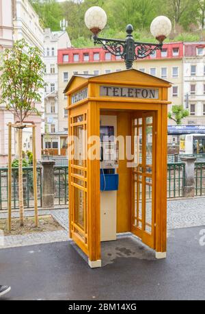 Karlovy Vary, Tschechische Republik, 05. April 2010:hölzerne Vintage-Telefonzelle in Karlovy Vary, Tschechische Republik Stockfoto