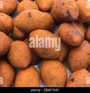 Içli Köfte (türkischer gefüllter Fleischball) während des Street Food Festivals. Stapel oder Stapel von Lamm oder Hackfleisch Hackfleisch Hackfleisch in Öl frittiert. Zähler oben DIS Stockfoto