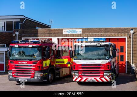 EAST GRINSTEAD, WEST SUSSEX/UK - 5. MAI: Zwei Feuerwehrautos parkten am 5. Mai 2020 an der Feuerwache in East Grinstead Stockfoto