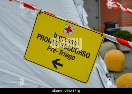 Schild für den Eingang der Triage außerhalb des Krankenhauses wegen Coronavirus COVID-19 Pandemie. Provisorischer Zeltplatz außerhalb der Notaufnahme, Wiedereröffnung Stockfoto