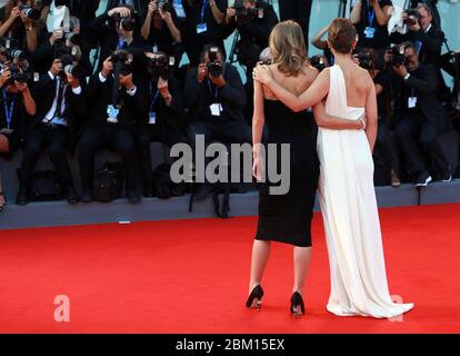 VENEDIG, ITALIEN - SEPTEMBER 08: Lily-Rose Depp und Natalie Portman nehmen an der Premiere von 'Planetarium' während des 73. Filmfestivals in Venedig Teil Stockfoto