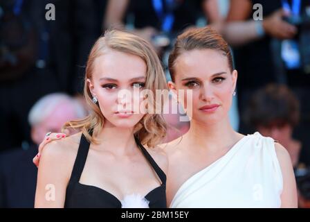 VENEDIG, ITALIEN - SEPTEMBER 08: Lily-Rose Depp und Natalie Portman nehmen an der Premiere von 'Planetarium' während des 73. Filmfestivals in Venedig Teil Stockfoto