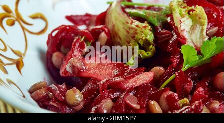 Rote Bete Linsenleine Tabbouleh, Beilage oder vegane Hauptspeise. Stockfoto