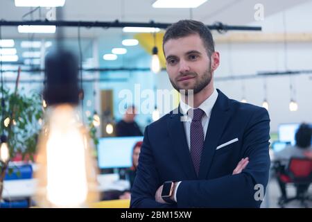 Porträt von jungen bärtigen kaukasischen Geschäftsmann gekleidet smart lässig posiert in modernen Coworking Space. Stockfoto