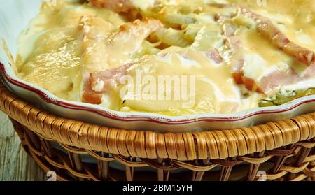 Französische Creamy Potato, Bacon Brie Tartiflette Auflauf Stockfoto
