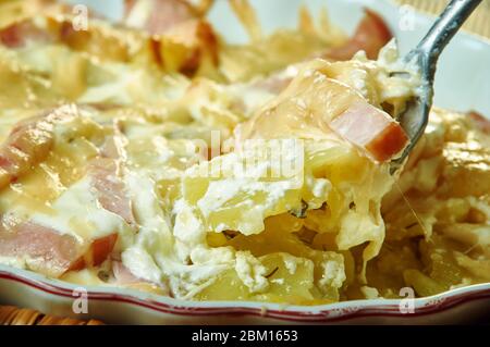 Französische Creamy Potato, Bacon Brie Tartiflette Auflauf Stockfoto