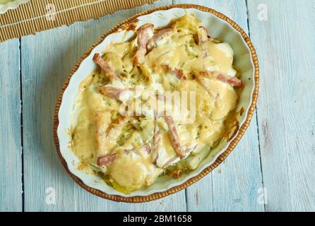 Französische Creamy Potato, Bacon Brie Tartiflette Auflauf Stockfoto