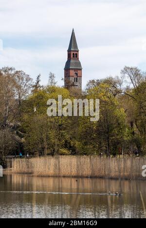 Der Turm des finnischen Nationalmuseums über der Töölönlahti-Bucht in Helsinki, Finnland Stockfoto