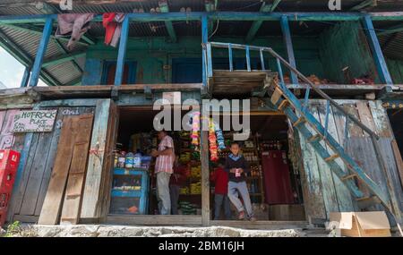 Altes Geschäft in Tosh Dorf in Himachal Pradesh, Indien Stockfoto