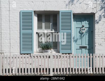 Blau-weiße Hütte mit Zaun, Leigh-on-Sea Essex UK. April 2019 Stockfoto