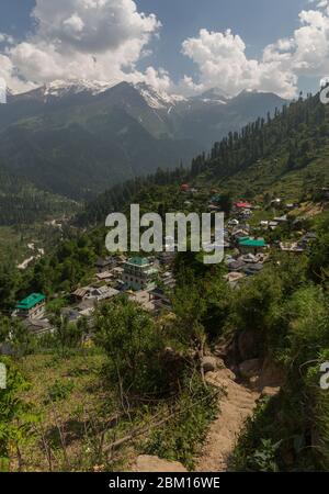 Himalaya Dorf Blick mit den schneebedeckten Bergen im Hintergrund Stockfoto