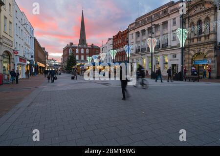 Am frühen Abend mit Weihnachtslichtern und rotem Himmel in High Town Hereford, Herefordshire UK November 2019. Stockfoto