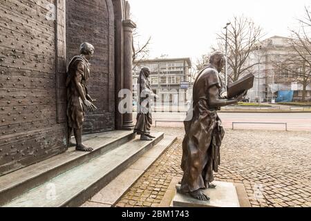 Hannover, Deutschland. Das Denkmal der Gottinger Sieben, ein Skulpturenkomplex, der sieben Universitätsprofessoren gewidmet ist Stockfoto