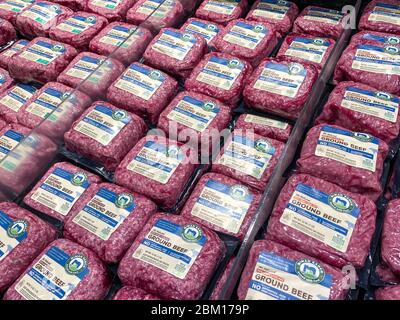 Orlando,FL/USA-5/3/20: Eine Anzeige von Ground Beef in einem Whole Foods Market Supermarkt. Stockfoto