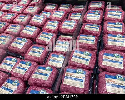 Orlando,FL/USA-5/3/20: Eine Anzeige von Ground Beef in einem Whole Foods Market Supermarkt. Stockfoto