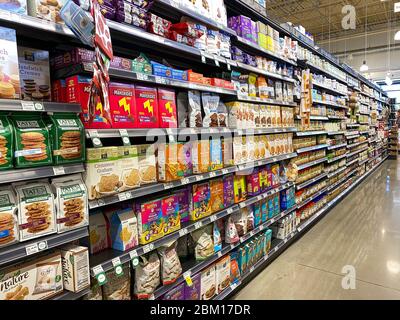 Orlando, FL/USA-5/3/20: The Cookie and Cracker Aisle at a Whole Foods Market Supermarket. Stockfoto