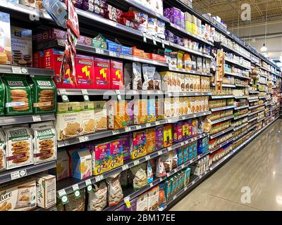 Orlando, FL/USA-5/3/20: The Cookie and Cracker Aisle at a Whole Foods Market Supermarket. Stockfoto