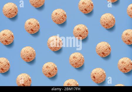 Muster aus Karamell Eiskugeln auf blauem Hintergrund Stockfoto