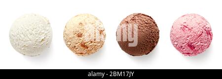 Set aus vier verschiedenen Eisbällen oder Kugeln isoliert auf weißem Hintergrund. Draufsicht. Vanille-, Erdbeer-, Schokolade- und Karamellgeschmack Stockfoto