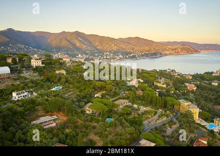 Panoramablick auf eine kleine italienische Stadt Santa Margherita Ligure mit Bergen im Hintergrund, in der Nähe von Portofino. Sonnenuntergang an der italienischen riviera. Stockfoto