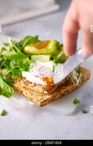 Eier auf Vollkorntoast mit laufendem Eigelb. Stockfoto