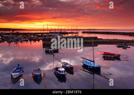 Ein farbenfroher Sonnenaufgang über Mounts Bay und Newlyn Harbour Stockfoto