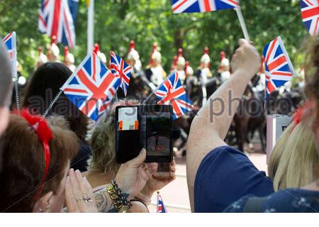 Die jährliche die Farbe in London zu Ehren von Königin Elizabeth's Geburtstag übernommen hat. Tausende säumten die Straßen ihrer Majestät begrüßen zu ein Stockfoto