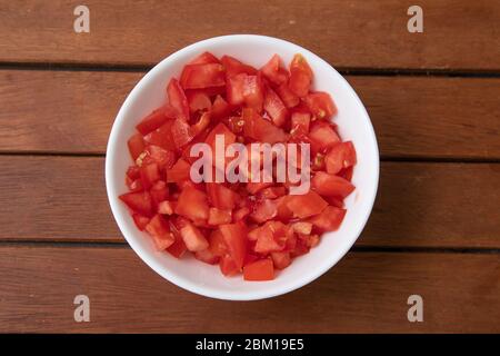 Gehackte oder gewürfelte Tomaten in einer Schüssel isoliert Stockfoto