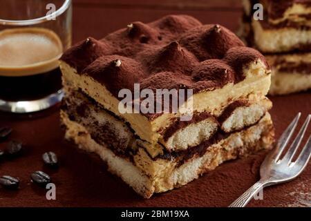 Portion italienisches Tiramisu mit Kakaopulver-Belag und Espresso-Zutat in Nahaufnahme für die Menüwerbung Stockfoto