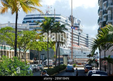 Das Kreuzfahrtschiff Nieuw Amsterdam der Holland America Line liegt im Hafen von San Juan auf der Karibikinsel Puerto Rico Stockfoto
