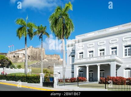 Das alte Casino-Gebäude, ein Kolonialgebäude in Old San Juan, Puerto Rico, mit der Festung Castillo San Cristobal im Hintergrund Stockfoto