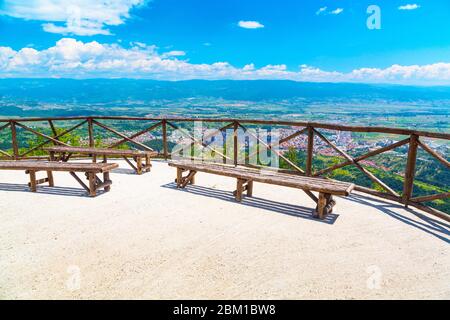 Aussichtspunkt mit Bänken über Gotse Delchev Stadt, Bulgarien Stockfoto