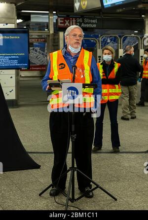 New York, Usa. Mai 2020. Patrick Foye, MTA Chairman und CEO spricht an der 96. Straßenstation, der letzten Haltestelle der Q-Linie. Um COVID-19 zu mildern, beginnt MTA mit der nächtlichen Reinigung aller U-Bahn-Autos, Busse und U-Bahnstationen, indem sie die U-Bahnen von 1 bis 5 UHR ZUM ersten Mal in der Geschichte schließt (Foto: Lev Radin/Pacific Press) Quelle: Pacific Press Agency/Alamy Live News Stockfoto