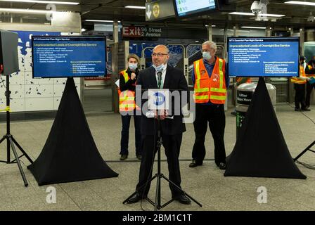 New York, Usa. Mai 2020. Craig Cipriano, amtierender Präsident des MTA Bus, spricht Medien an der 96th Street Station, der letzten Haltestelle der Q-Linie. Um COVID-19 zu mildern, beginnt MTA mit der nächtlichen Reinigung aller U-Bahn-Autos, Busse und U-Bahnstationen, indem sie die U-Bahnen von 1 bis 5 UHR ZUM ersten Mal in der Geschichte schließt (Foto: Lev Radin/Pacific Press) Quelle: Pacific Press Agency/Alamy Live News Stockfoto