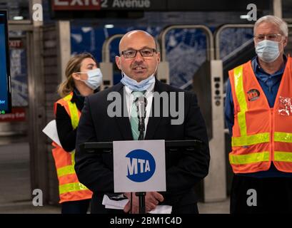 New York, Usa. Mai 2020. Craig Cipriano, amtierender Präsident des MTA Bus, spricht Medien an der 96th Street Station, der letzten Haltestelle der Q-Linie. Um COVID-19 zu mildern, beginnt MTA mit der nächtlichen Reinigung aller U-Bahn-Autos, Busse und U-Bahnstationen, indem sie die U-Bahnen von 1 bis 5 UHR ZUM ersten Mal in der Geschichte schließt (Foto: Lev Radin/Pacific Press) Quelle: Pacific Press Agency/Alamy Live News Stockfoto