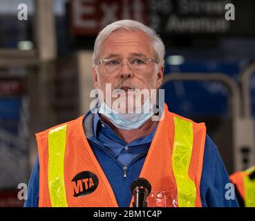 New York, Usa. Mai 2020. Patrick Foye, MTA Chairman und CEO spricht an der 96. Straßenstation, der letzten Haltestelle der Q-Linie. Um COVID-19 zu mildern, beginnt MTA mit der nächtlichen Reinigung aller U-Bahn-Autos, Busse und U-Bahnstationen, indem sie die U-Bahnen von 1 bis 5 UHR ZUM ersten Mal in der Geschichte schließt (Foto: Lev Radin/Pacific Press) Quelle: Pacific Press Agency/Alamy Live News Stockfoto