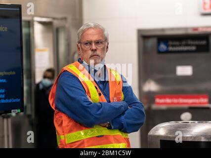 New York, Usa. Mai 2020. Patrick Foye, MTA Chairman und CEO spricht an der 96. Straßenstation, der letzten Haltestelle der Q-Linie. Um COVID-19 zu mildern, beginnt MTA mit der nächtlichen Reinigung aller U-Bahn-Autos, Busse und U-Bahnstationen, indem sie die U-Bahnen von 1 bis 5 UHR ZUM ersten Mal in der Geschichte schließt (Foto: Lev Radin/Pacific Press) Quelle: Pacific Press Agency/Alamy Live News Stockfoto