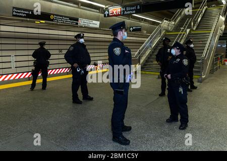 New York, Usa. Mai 2020. MTA Polizeibeamte gesehen an der 96. Straßenstation, letzte Haltestelle der Q-Linie. Um COVID-19 zu mildern, beginnt MTA mit der nächtlichen Reinigung aller U-Bahn-Autos, Busse und U-Bahnstationen, indem sie die U-Bahnen von 1 bis 5 UHR ZUM ersten Mal in der Geschichte schließt (Foto: Lev Radin/Pacific Press) Quelle: Pacific Press Agency/Alamy Live News Stockfoto