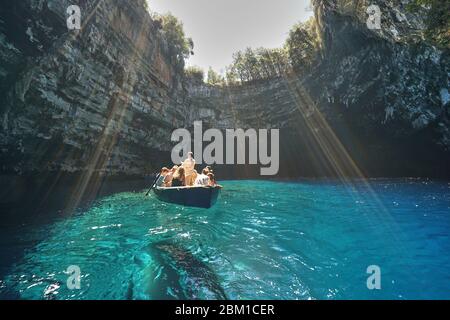 Boote in Melissani Höhle / See in Kefalonia Insel (Kefalonia), Ionisches Meer, Griechenland Stockfoto