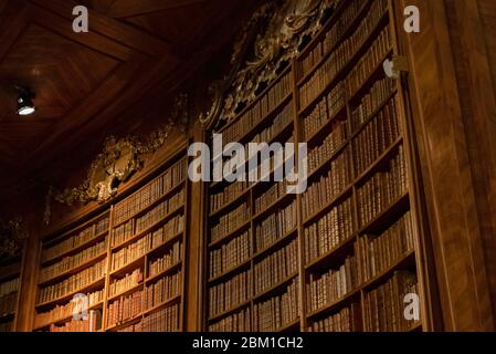 10.2019.Österreichische Nationalbibliothek, wunderschönes Bücherregal aus Holz gefüllt mit alten Büchern in einer der beliebtesten Bibliotheken der Welt. Stockfoto